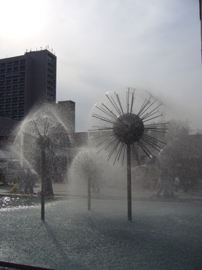 Pusteblumenspringbrunnen Prager Strasse