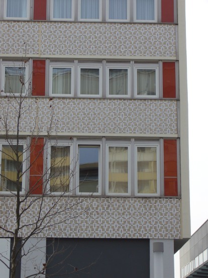 Fassade Ibis-Hotel - Mosaiktexturierung